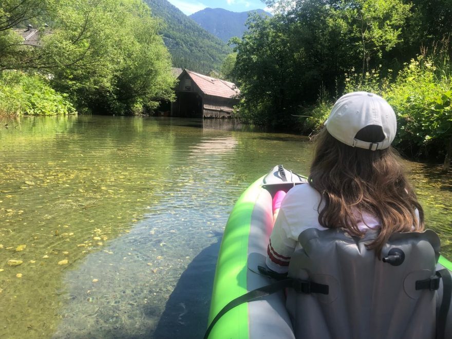 Do jazera ústia menšie potoky s plytkou vodou. Dá sa do nich vojsť niekoľko desiatok metrov medzi domy.