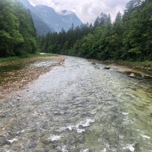 Rieka Traun nesie nad jazerom aj meno Koppentraun. Pekne tečie, náročnosť nepresahuje WW I.