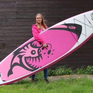 Nižší hmotnost o 1,5 kg je při nošení boardu znát