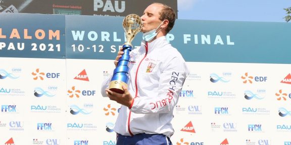 Historický úspěch Víta Přindiše ve finále Světového poháru, trofej vybojovala i Tereza Fišerová
