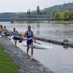 Světový pohár v Týně nad Vltavou 2010. První skupina asi kolo před cílem.