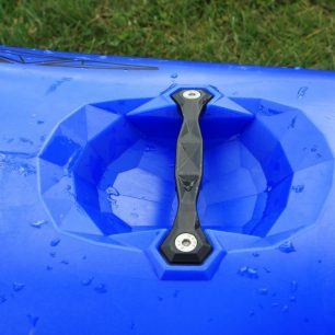 S designem probrání paluby okolo madel i s madly samotnými si výrobce pohrál