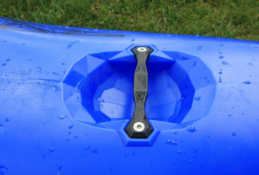 S designem probrání paluby okolo madel i s madly samotnými si výrobce pohrál