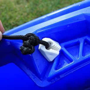 Dotahování zádové opěrky pomocí šňůrky