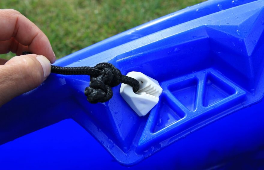 Dotahování zádové opěrky pomocí šňůrky