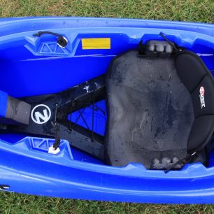 Pohled do kokpitu lodi