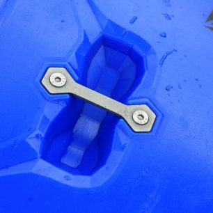 Za límcem je menší kovové madlo