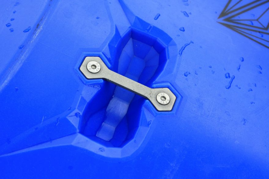 Za límcem je menší kovové madlo