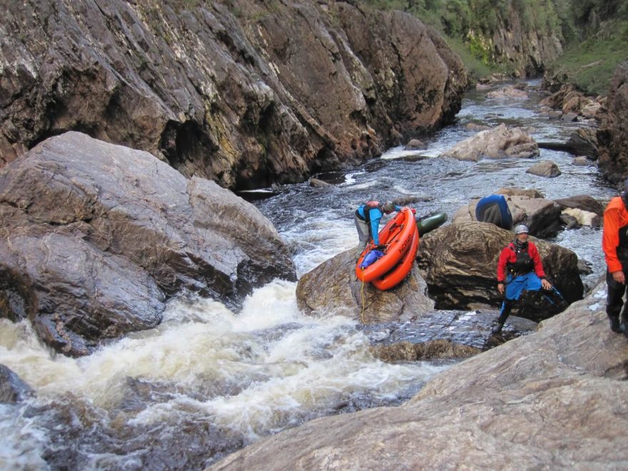Jedno z přenášení. Jsme rádi za lehké packrafty.