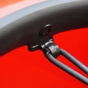 Uchycení zádové opěrky k límci.