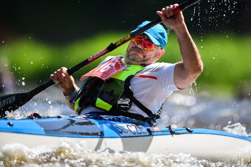 Honza Bělka bojuje s peřejemi.