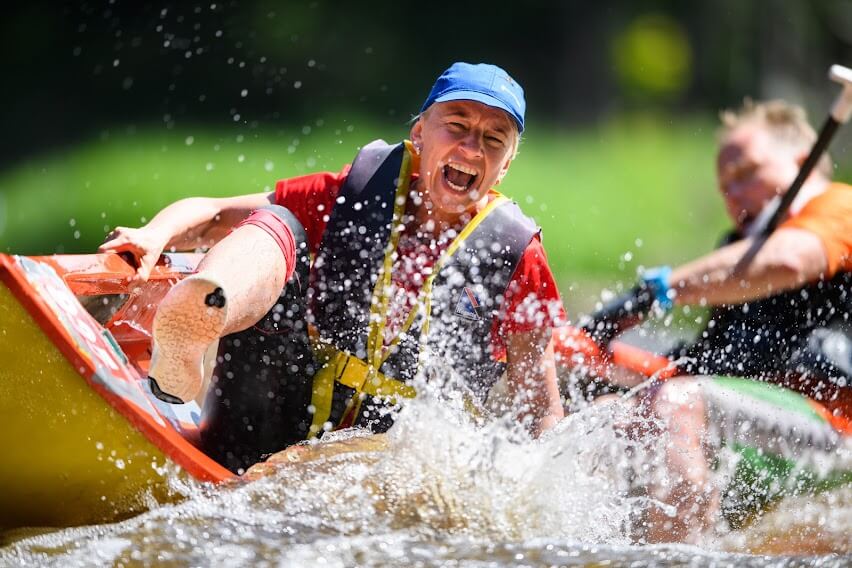Koupání v červnu je lepší než v dubnu.