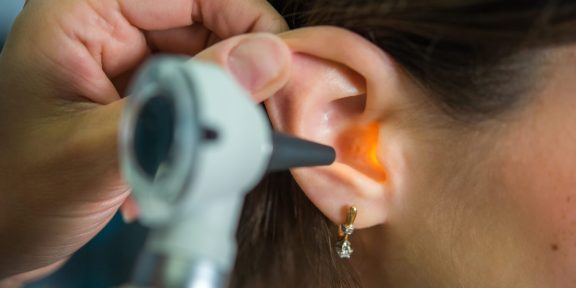 Zánět ucha – někdy též kajakářské, surfařské nebo plavecké ucho. Vznik, léčba a prevence.
