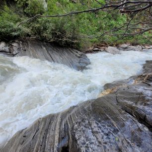 Pohled na klíčovou peřej z pravého břehu