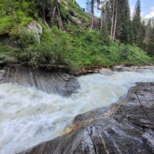 Pohled do klíčové peřeje shora