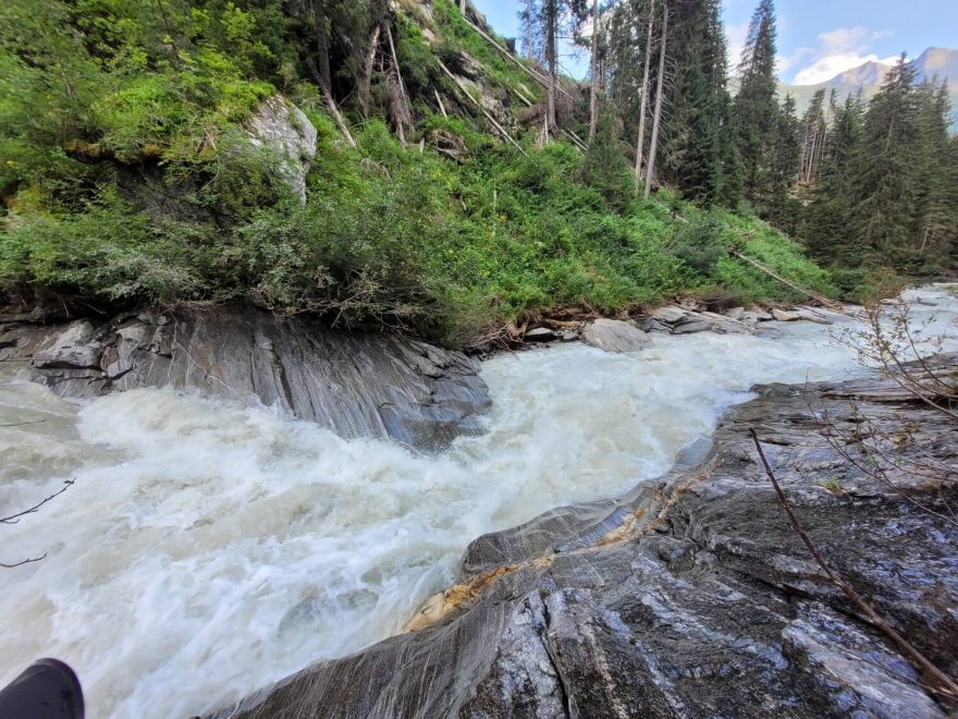Pohled do klíčové peřeje shora