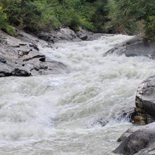 Pohled na klíčovou peřej odspodu. Nasedal jsem v pravém vracáku uprostřed.