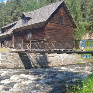 Tady řeka vstupuje do pískovcových skal.