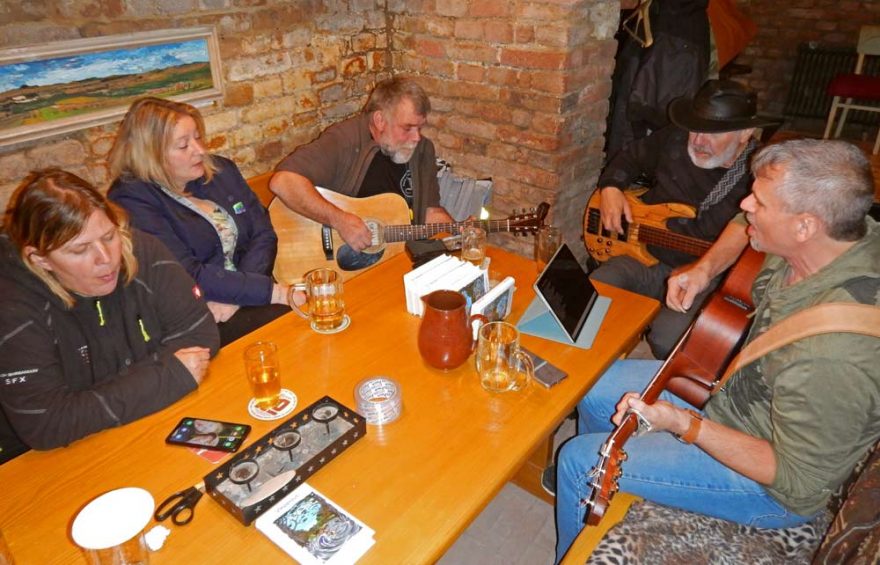 Večírek zakončila parádním hraním odlehčená sestava skupiny Terrakota.