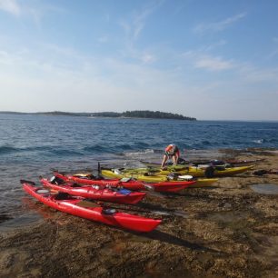Pobřeží je spíš skalnaté