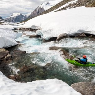 V Norsku se člověk setká s hromadami sněhu u řeky klidně i na konci léta