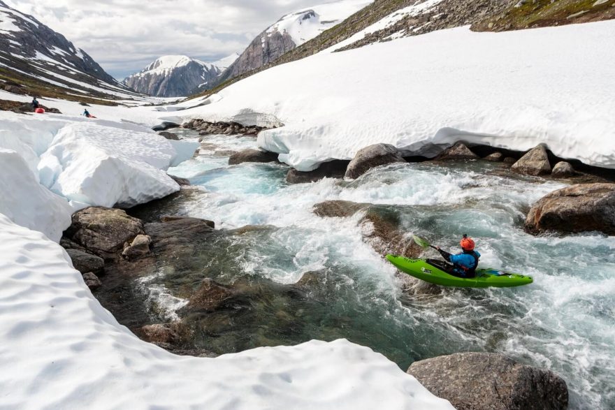 V Norsku se člověk setká s hromadami sněhu u řeky klidně i na konci léta