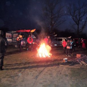 Místo startu osvětluje velký oheň