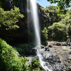 Vnitrozemí skrývá spoustu krásných míst, třeba vysoké vodopády.