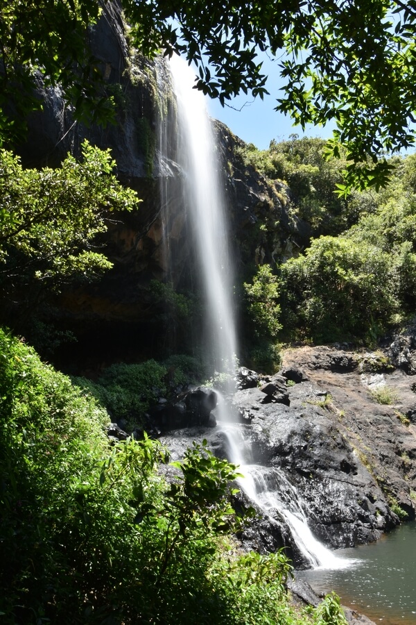 Vnitrozemí skrývá spoustu krásných míst, třeba vysoké vodopády.