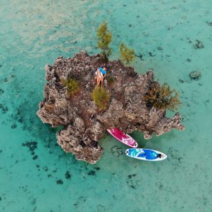Na ostrůvku asi kilometr od pobřeží, kam se dá pohodlně dopádlovat.