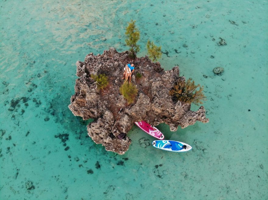 Na ostrůvku asi kilometr od pobřeží, kam se dá pohodlně dopádlovat.