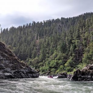 Jedna z probublaných peřejí, kde karfioly umí zahoupat i naloženým raftem.