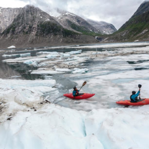 Nahromaděné ledové kry u výtoku z jezera a tvrdohlaví kajakáři, kteří odmítli úsek obnést.