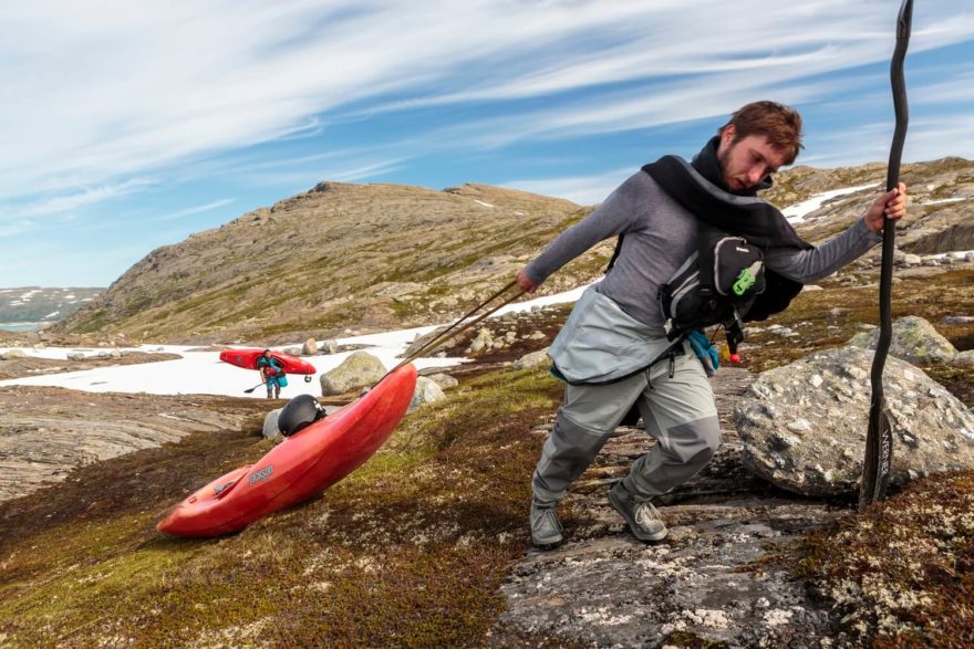 Než vůbec dorazíte k řece, tak se s kajakem pořádně nadřete.