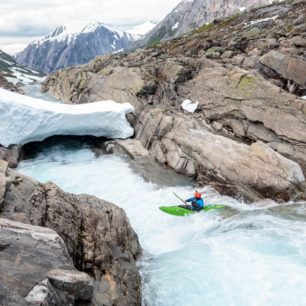Peřej ve sněhovém tunelu. Kde jinde tohle zažijete?