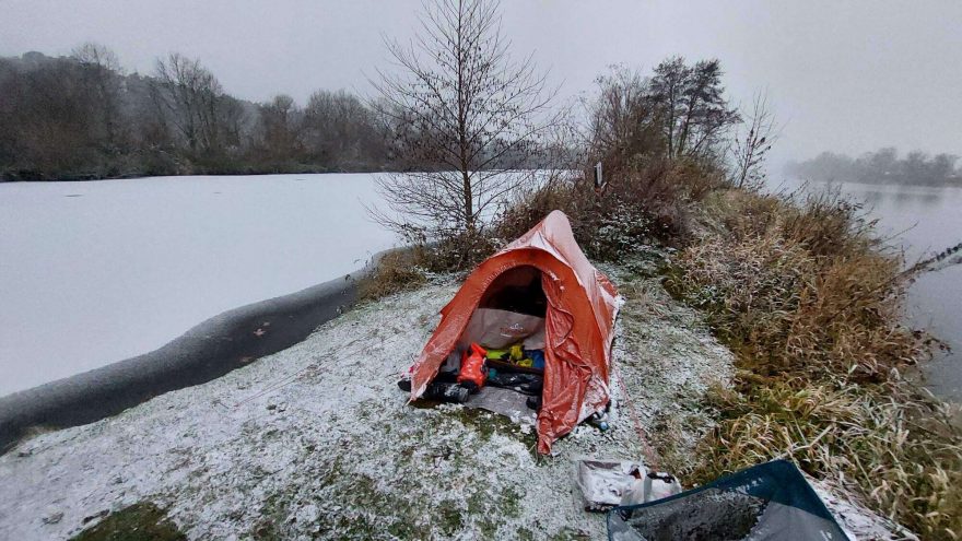 Bivak na rozhraní zimy a léta.
