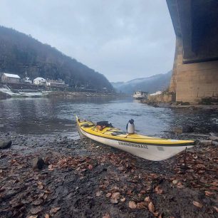 Poslední zastavení a naložení lodě na vozík v Hřensku.