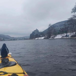 "Tajemný hrad v Karpatech" nad zdymadlem Střekov.