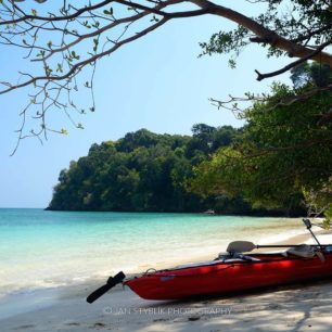 Odpočinek a koupání na jedné z prázdných pláží a pak zpátky do kajaku a na moře.