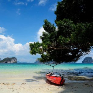 Pohled z pláže ostrova Ko Ngai na část dnešní trasy, ostrov Ko Muk a skalnaté ostrůvky Ko Cheuak.