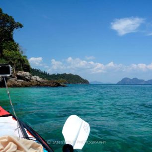 Dál od pláží jsou ostrovy většinou skalnaté a těžko přístupné; Ko Ngai a v pozadí Ko Muk.