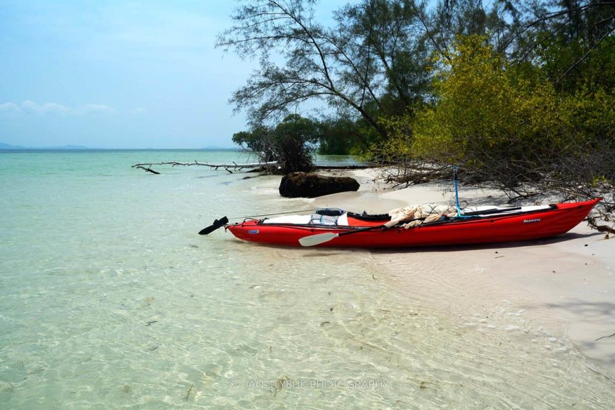 Velkou část ostrova Ko Libong tvoří mangrove, je zde však i několik pláží s jemným bílým pískem.