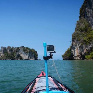 Vysoké skály na pobřeží cestou na další ostrovy.