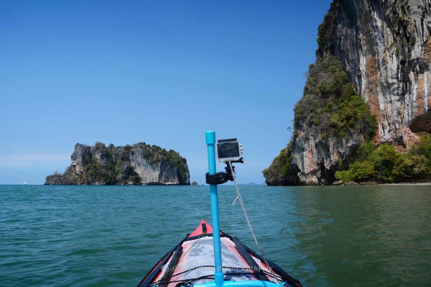 Vysoké skály na pobřeží cestou na další ostrovy.