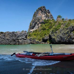 Pobřeží je často divoké a nesmírně zajímavé.
