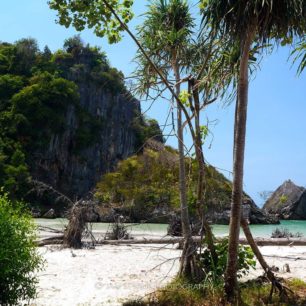Rozeklané skály, palmy, přesličníky, bílý písek, průzračné moře… a nikde nikdo.
