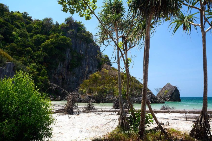 Rozeklané skály, palmy, přesličníky, bílý písek, průzračné moře… a nikde nikdo.
