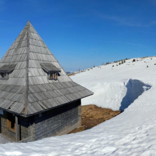 Okolí útulny Lucăciasa je kompletně pod sněhem