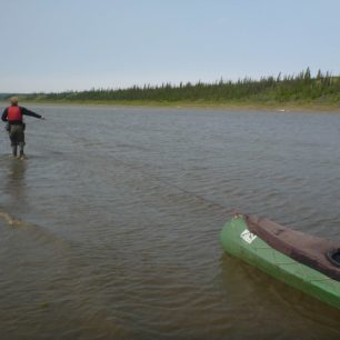 Po proudu, ale proti tak silnému větru, že musíme koníčkovat. Upádlovat se to nedá.