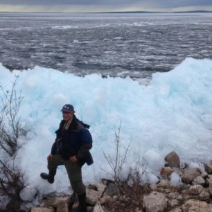Colville Lake. Tady máme zahájit naší cestu. Červen za polárním kruhem se zdá být na kanoistiku poněkud brzy.